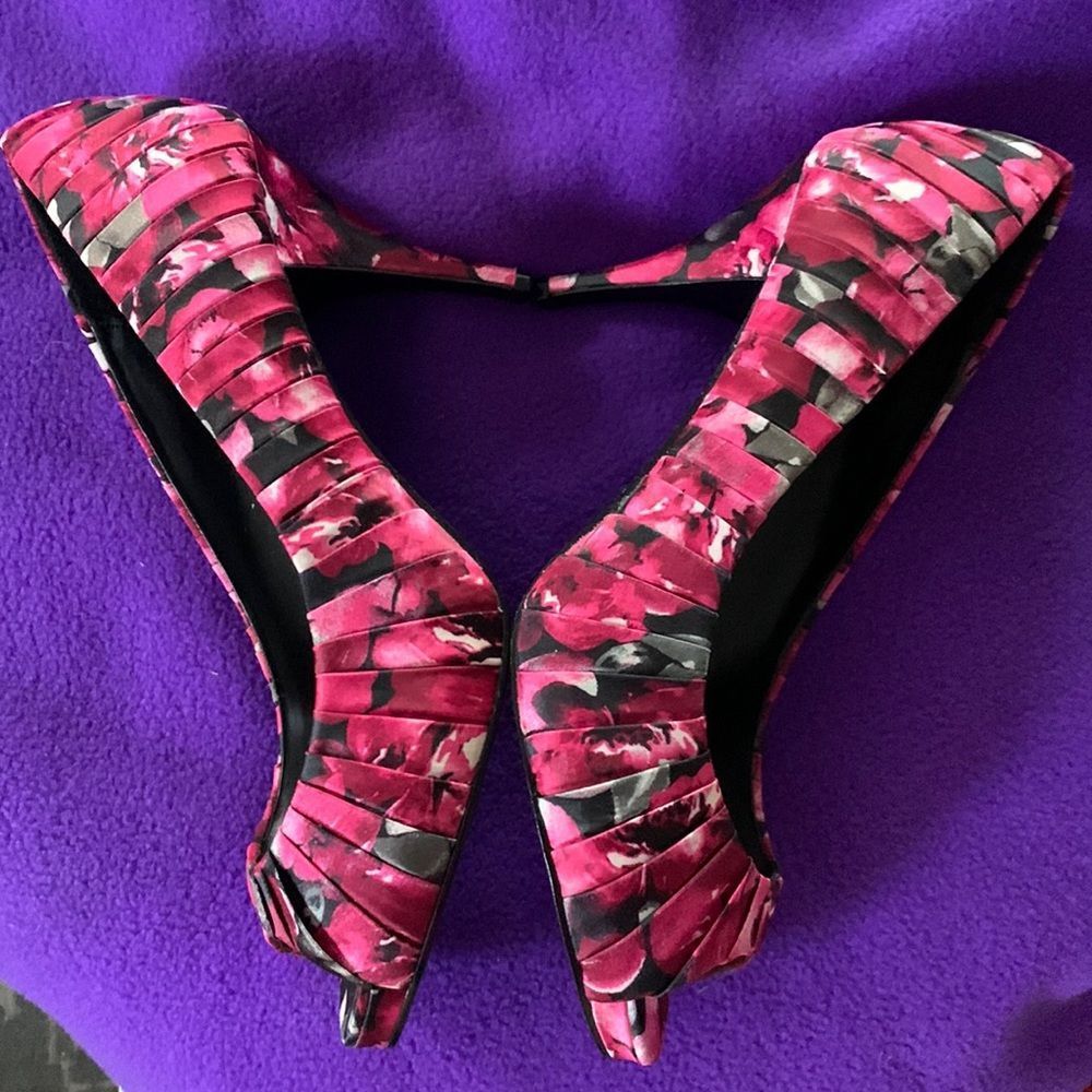 NWOT White House Black Market Floral Satin-Like Peep-Toe Heels - Picture 2 of 13